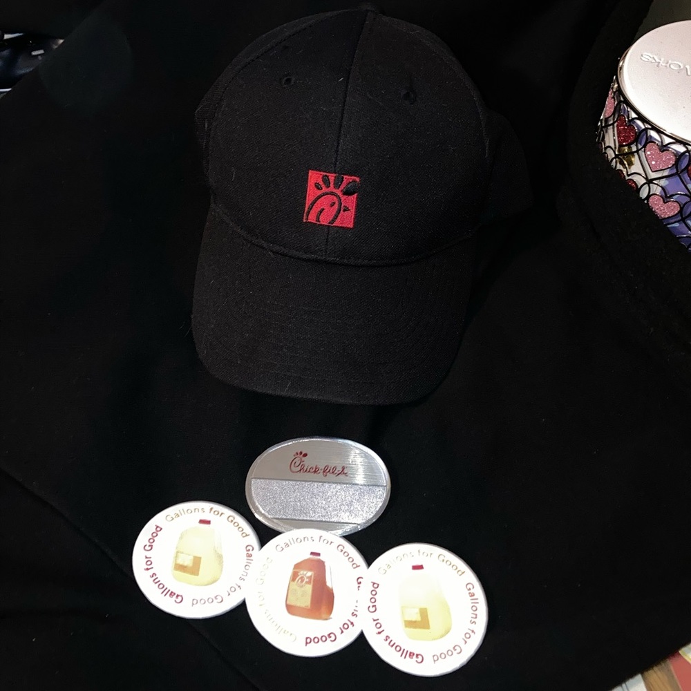 Chick-Fil-A uniform, Pet free home/smoke free home🚭 kitchen hat & name tag